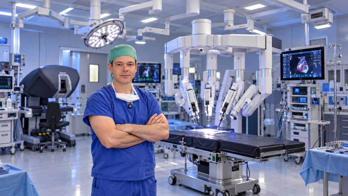 Dr. Milanez na sala de cirurgia com sistema robótico